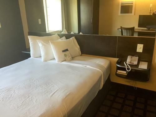 Motel 6 Canton