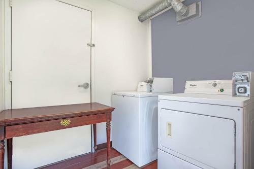 Hotel Palm Tree Inn Extended Stay
