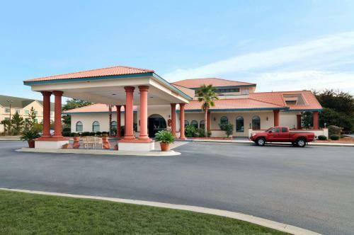 Hotel Days Inn And Suites Savannah