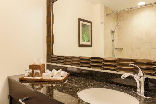 Courtyard By Marriott King Kamehameha's Kona Beach Hotel