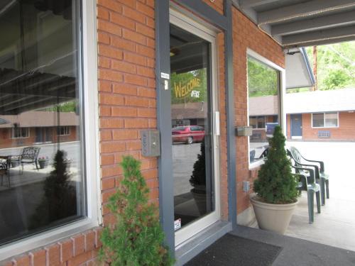 Lava Spa Motel & Rv