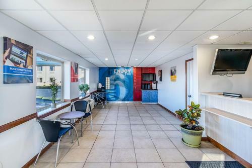Motel 6 - Urbana