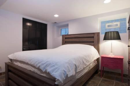 2142 West Walton Apartment