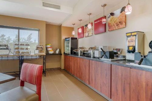 Hotel Comfort Suites Speedway - Kansas City