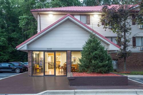 Super 8 Motel Waldorf