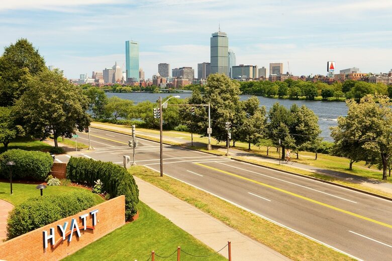 Hotel Hyatt Regency Cambridge, Overlooking Boston