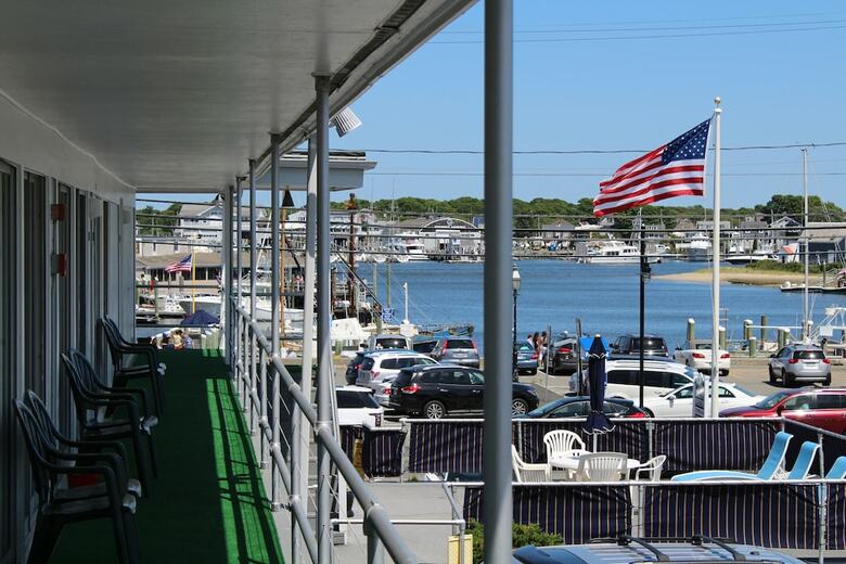 Hyannis Holiday Motel
