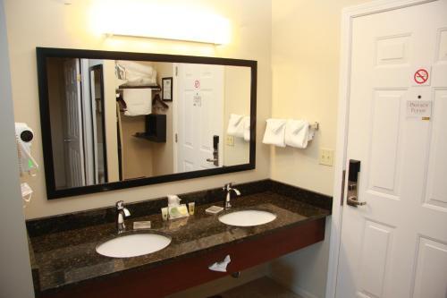 Motel Budget Host Inn & Suites