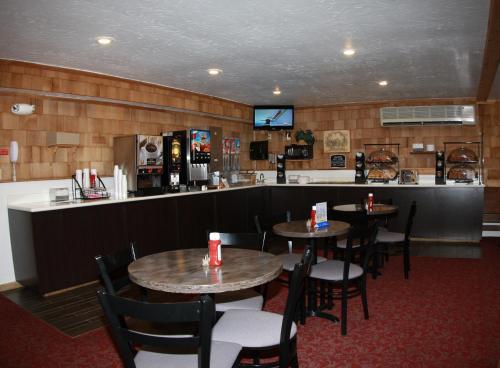 Motel Budget Host Inn & Suites