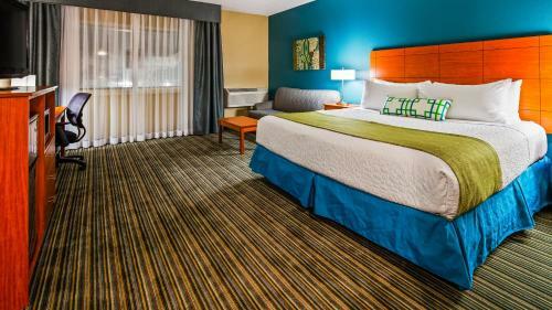 Hotel Baymont Inn And Suites Warren