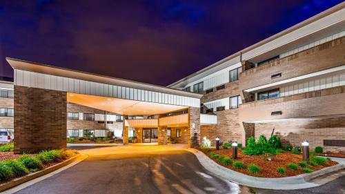 Hotel Baymont Inn And Suites Warren