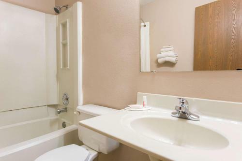 Hotel Super 8 By Wyndham Austin Mn