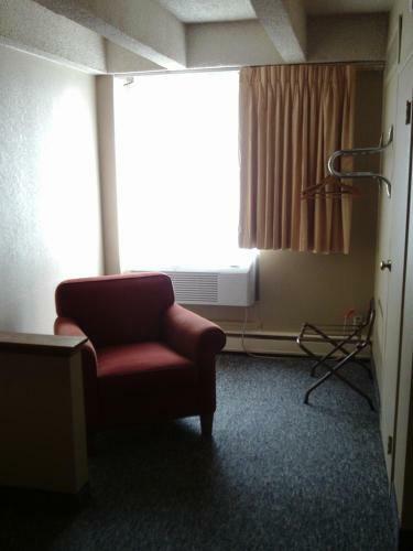 Hotel 5th Avenue Inn & Suites