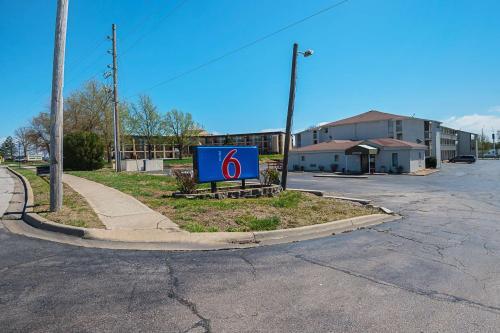 Hotel Motel 6 Blue Springs