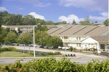 Motel Honeysuckle Inn & Conference Center
