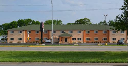 Hotel Countryside Inn & Suites