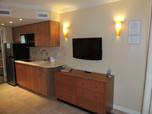 Fleur De Lis Beach Motel