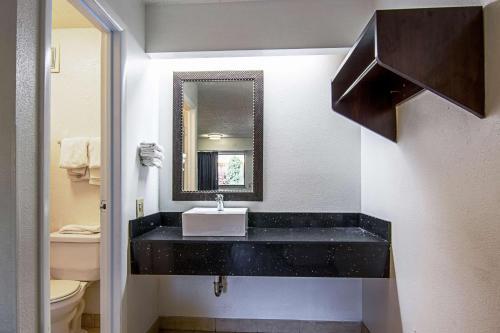 Motel Charlotte Plaza Inn