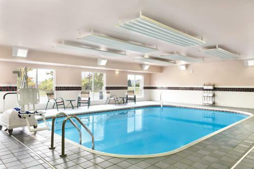 Hotel Country Inn & Suites Marion