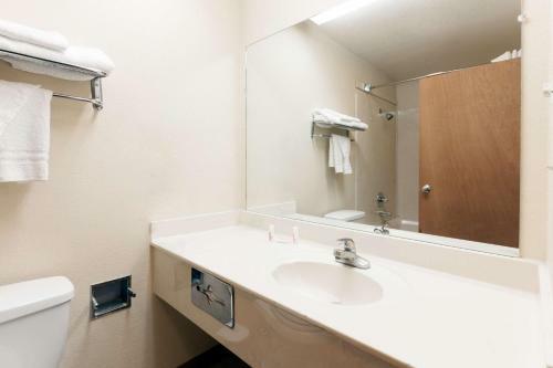 Hotel Super 8 By Wyndham Tulsa/downtown/east