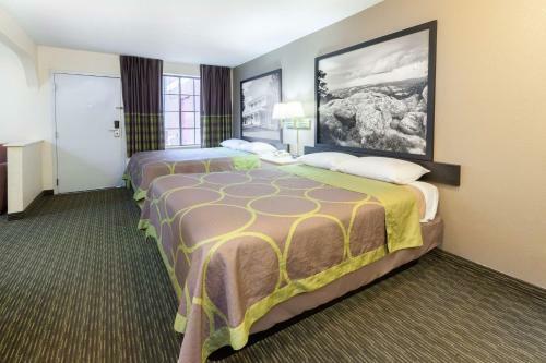 Hotel Super 8 By Wyndham Tulsa/downtown/east