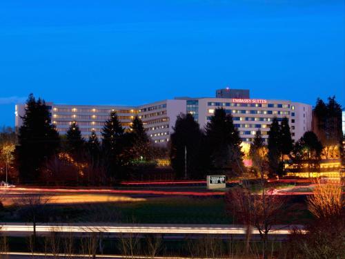 Hotel Embassy Suites By Hilton Portland Washington Square