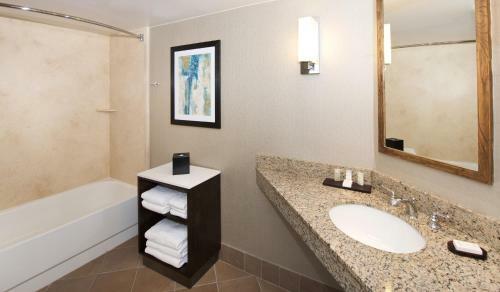 Hotel Embassy Suites By Hilton Portland Washington Square