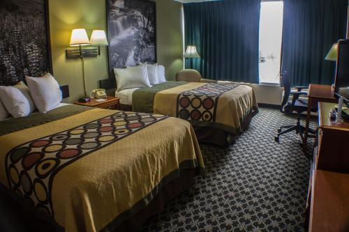 Hotel Super 8 By Wyndham Erie/i 90