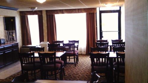 Hotel Super 8 By Wyndham Erie/i 90
