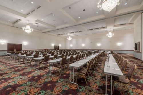 Hotel Ramada Conference Center