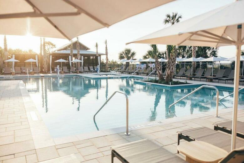 Hotel The Beach House A Holiday Inn Resort