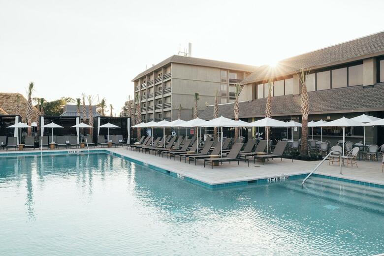 Hotel The Beach House A Holiday Inn Resort