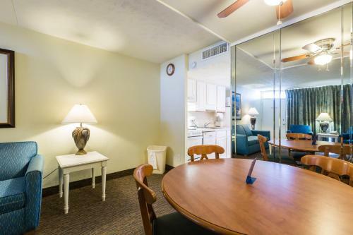 Hotel Schooner Beach And Racquet Club