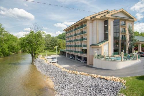 Hotel Pigeon River Inn