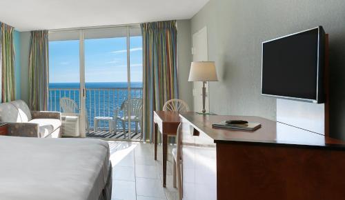 Hotel Crown Reef Beach Resort And Waterpark