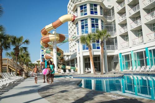Hotel Crown Reef Beach Resort And Waterpark