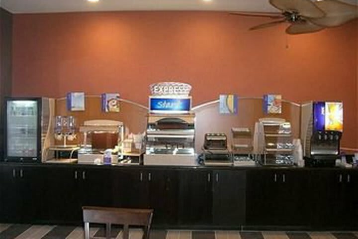 Holiday Inn Express Hotel & Suites Alvarado