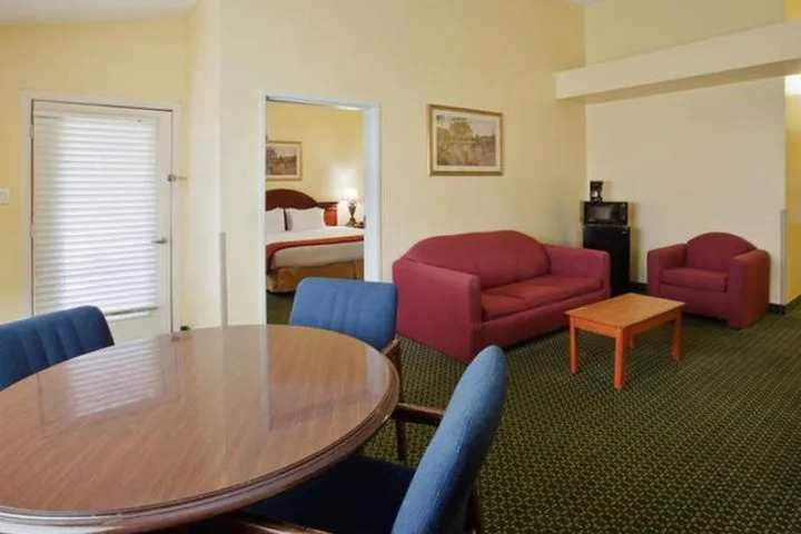 Holiday Inn Express Hotel & Suites Arlington/six Flags Area