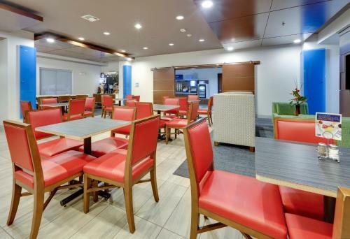 Holiday Inn Express Hotel & Suites Denton