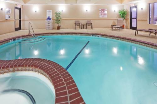 Holiday Inn Express Hotel & Suites Denton