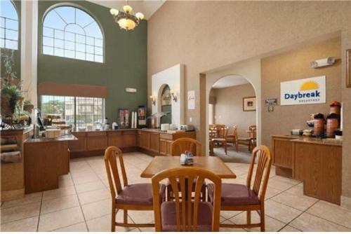 Hotel Days Inn & Suites North Stone Oak