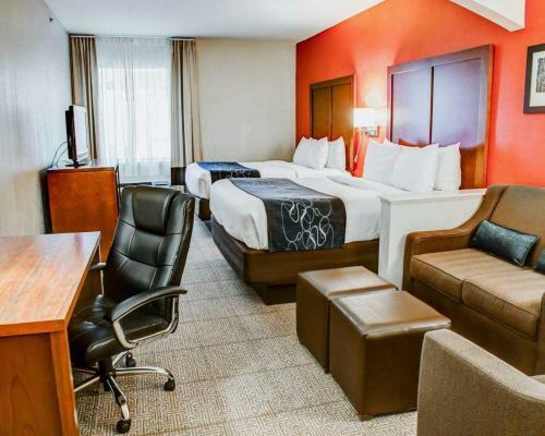 Hotel Comfort Suites Near South Broadway Mall