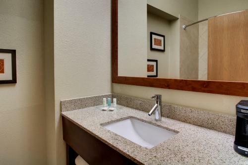 Hotel Comfort Suites Near South Broadway Mall