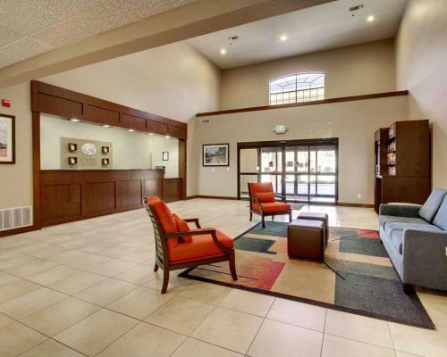 Hotel Comfort Suites Near South Broadway Mall