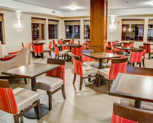 Hotel Comfort Suites Near South Broadway Mall