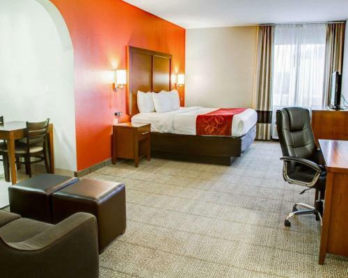 Hotel Comfort Suites Near South Broadway Mall
