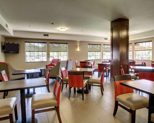 Hotel Comfort Suites Near South Broadway Mall