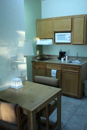 Hotel America's Best Value Inn & Suites