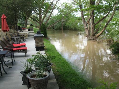 Hotel River Terrace Inn