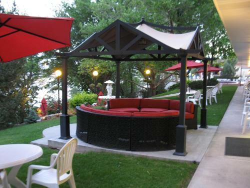 Hotel River Terrace Inn